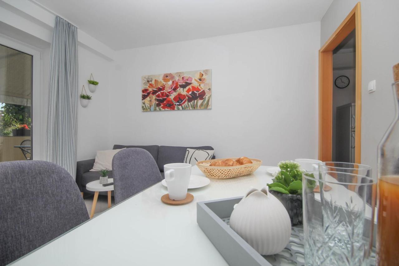Family Petrov Apartments Vodice Exterior photo